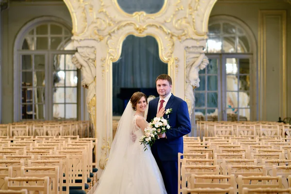 Bonito casamento casal abraçando — Fotografia de Stock