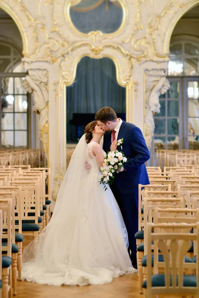 Bonito casamento casal abraçando — Fotografia de Stock