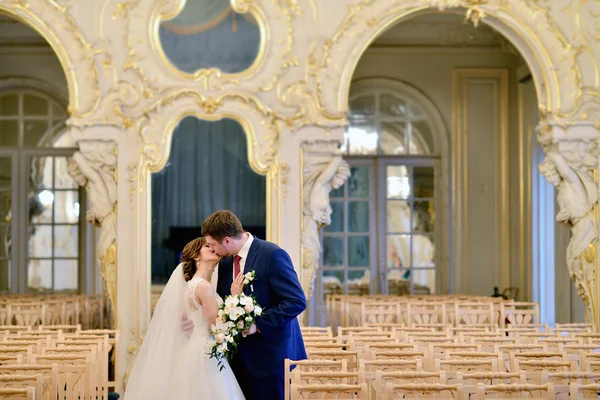 Schönes Hochzeitspaar umarmt — Stockfoto