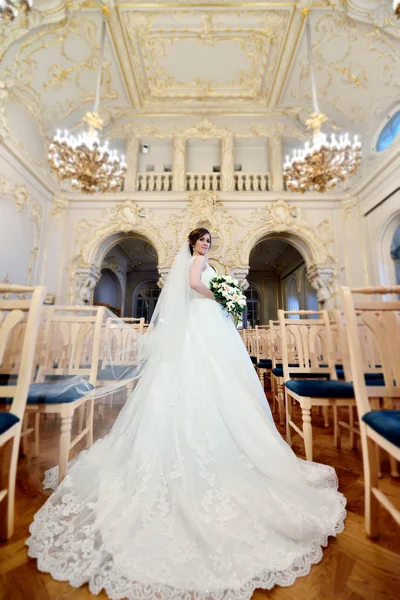 Bella sposa con bouquet — Foto Stock