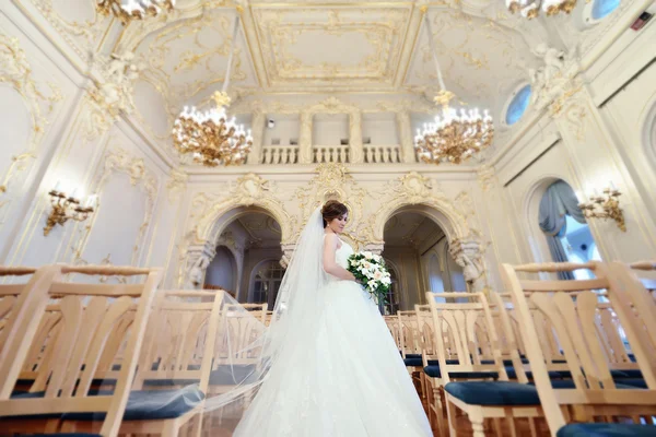 Bella sposa con bouquet — Foto Stock