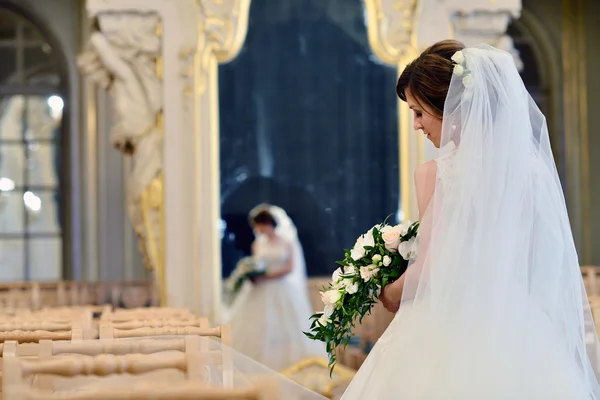 Bella sposa con bouquet — Foto Stock