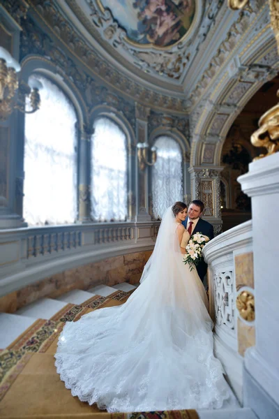 Merdivenlerde sarılma Düğün çifti