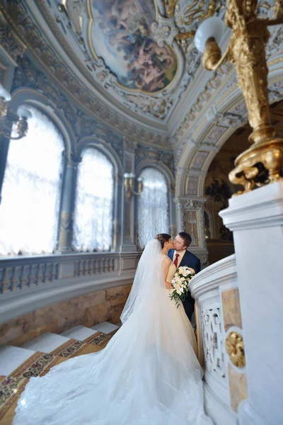 Matrimonio coppia abbracciare su scale — Foto Stock