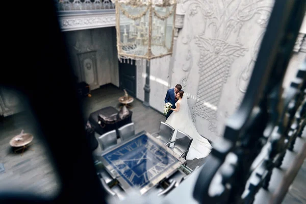 Güzel düğün çifti sarılma 