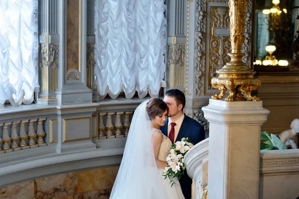 Güzel düğün çifti sarılma 