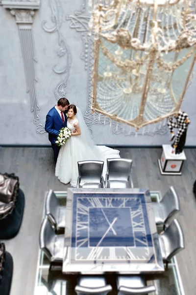 Güzel düğün çifti sarılma 