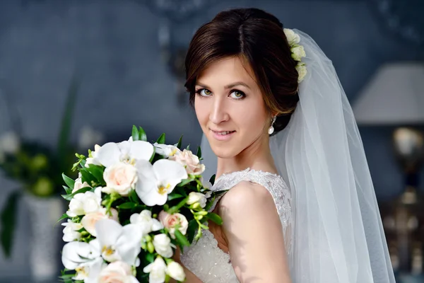 güzel bir gelin buketi ile