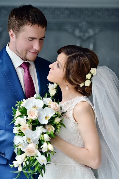 Bonito casamento casal abraçando — Fotografia de Stock