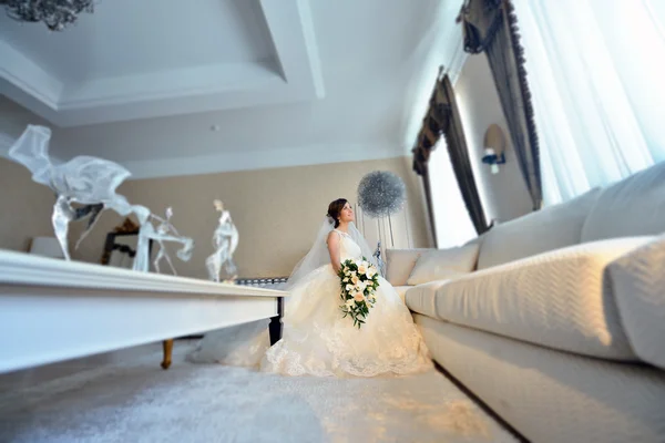 Beautiful bride with bouquet — Stock Photo, Image