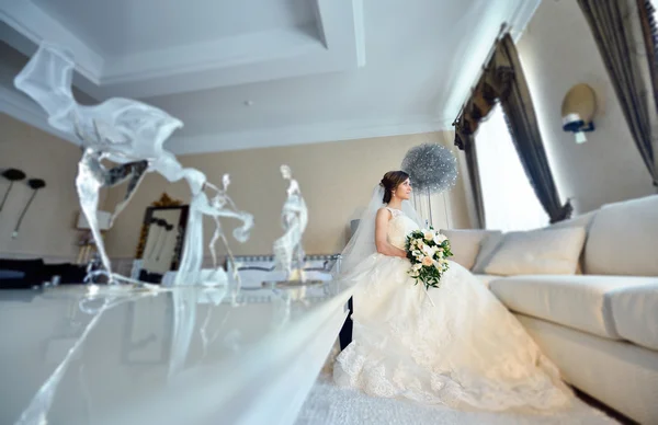 Beautiful bride with bouquet — Stock Photo, Image