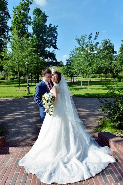 Schönes Hochzeitspaar im Park — Stockfoto