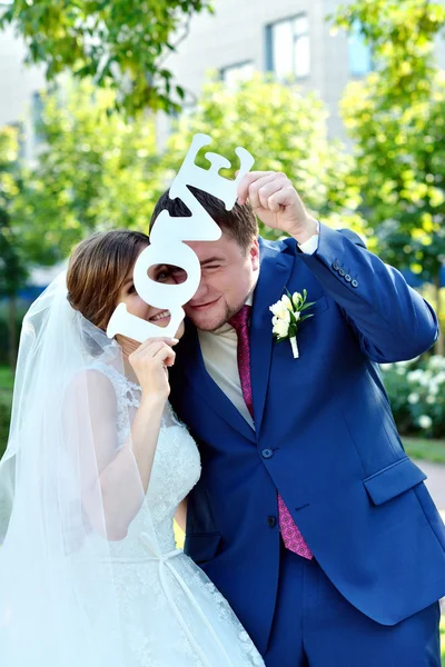 Hermosa pareja celebración de la boda decoración —  Fotos de Stock