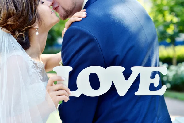 Casal bonito segurando decoração de casamento — Fotografia de Stock