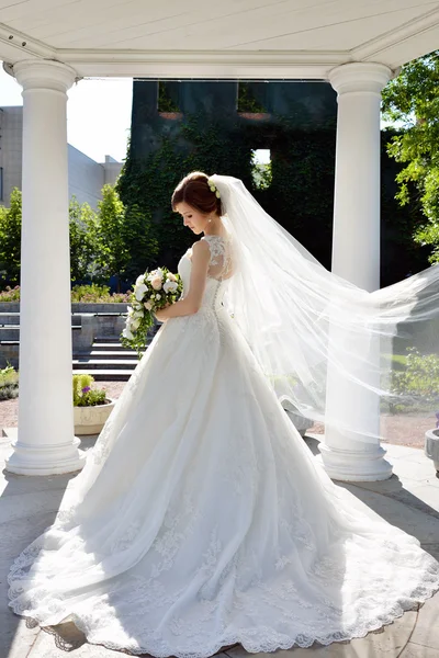 Schöne Braut im Park — Stockfoto