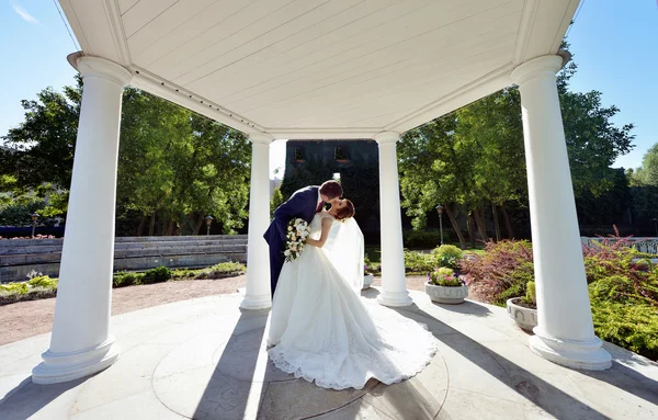 Schönes Hochzeitspaar küsst — Stockfoto