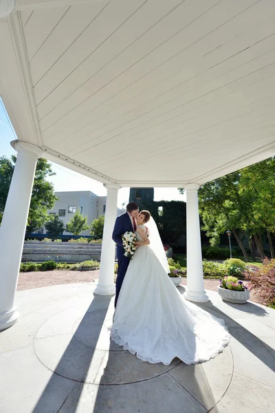 Schönes Hochzeitspaar küsst — Stockfoto