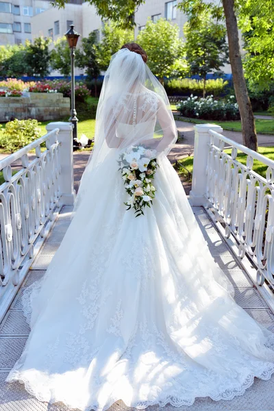 park içinde güzel bir gelin