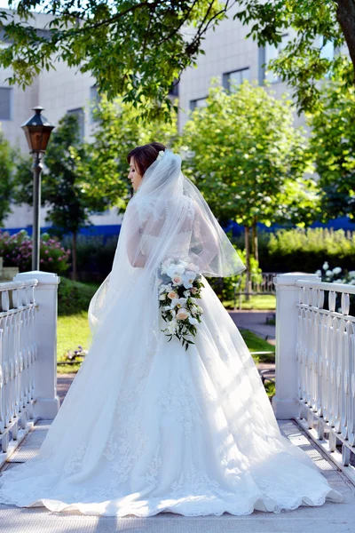 park içinde güzel bir gelin