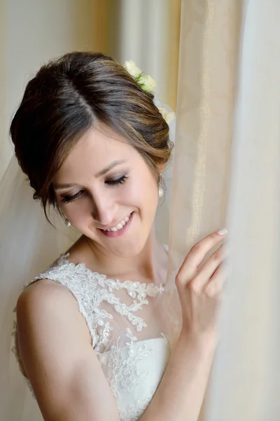 Vacker brud i brudklänning med slöja — Stockfoto