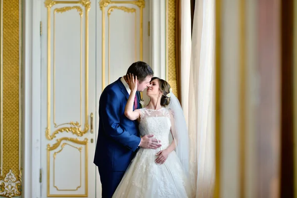 Bonito casamento casal abraçando — Fotografia de Stock