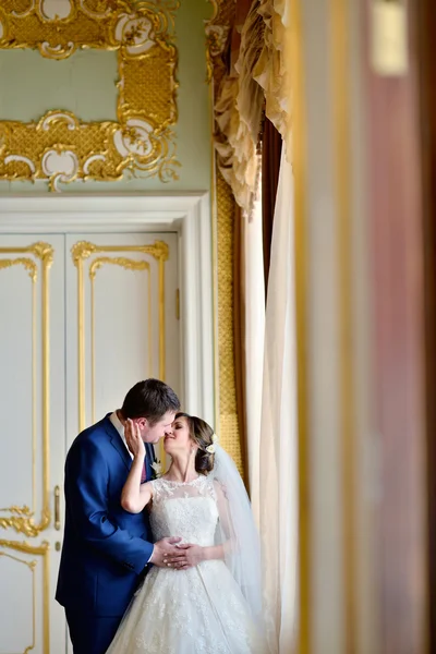 Mooie bruidspaar knuffelen — Stockfoto