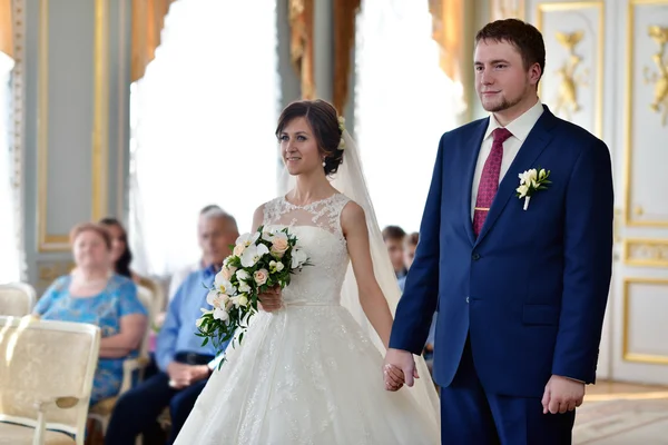 Όμορφο γαμήλιο ζεύγος εγγραφή γάμου — Φωτογραφία Αρχείου