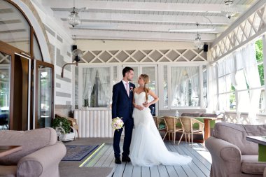 Güzel düğün çifti sarılma