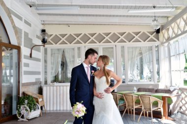 Güzel düğün çifti sarılma