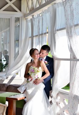 Güzel düğün çifti sarılma