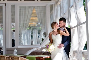 Güzel düğün çifti sarılma