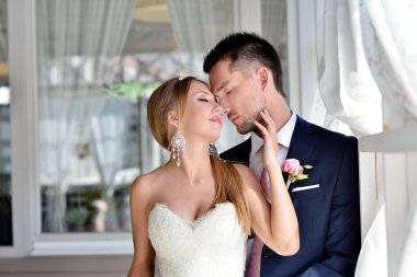 Güzel düğün çifti sarılma