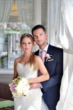 Güzel düğün çifti sarılma