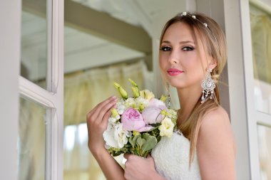 Güzel gelin gelin kıyafeti buket ile