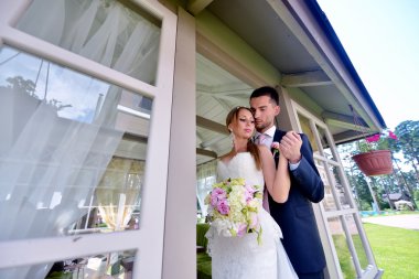 Güzel düğün çifti sarılma 