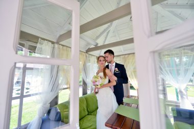 Güzel düğün çifti sarılma