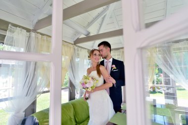 Güzel düğün çifti sarılma