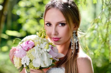 park içinde güzel bir gelin 