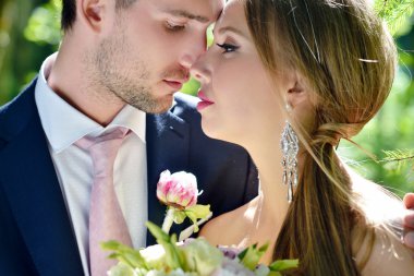 Parkta sarılma güzel düğün çifti