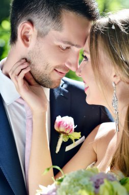 Parkta sarılma güzel düğün çifti