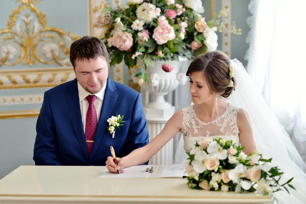 Bella coppia di nozze registrazione matrimonio — Foto Stock