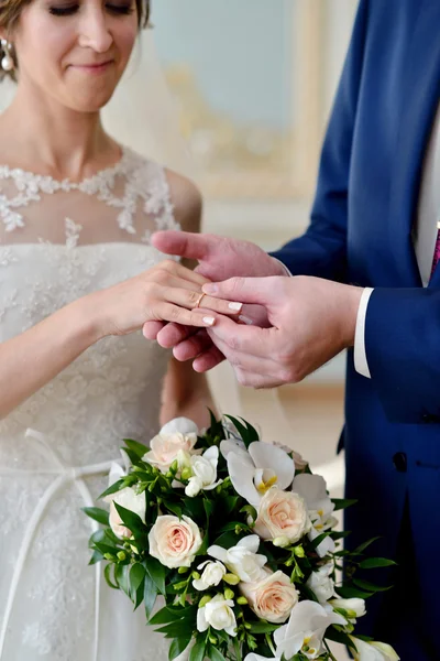 Hochzeitspaar bei Trauung — Stockfoto