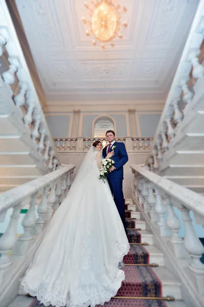 Matrimonio coppia abbracciare su scale — Foto Stock