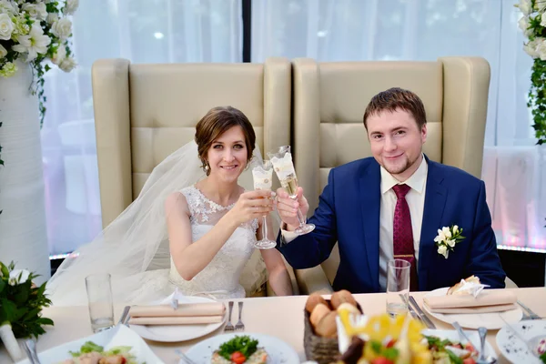Hermosa pareja de boda en el restaurante — Foto de Stock
