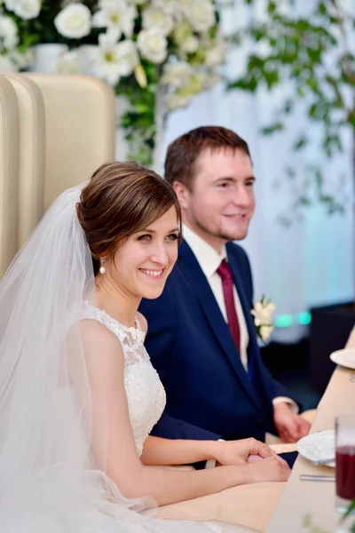 Mooie bruidspaar in restaurant — Stockfoto