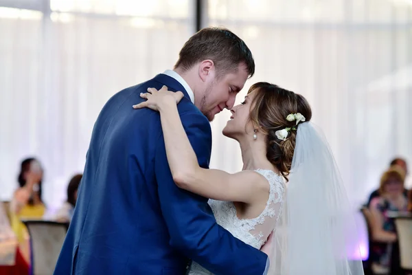 Wedding couple in restaurant dancing — Stock Photo, Image