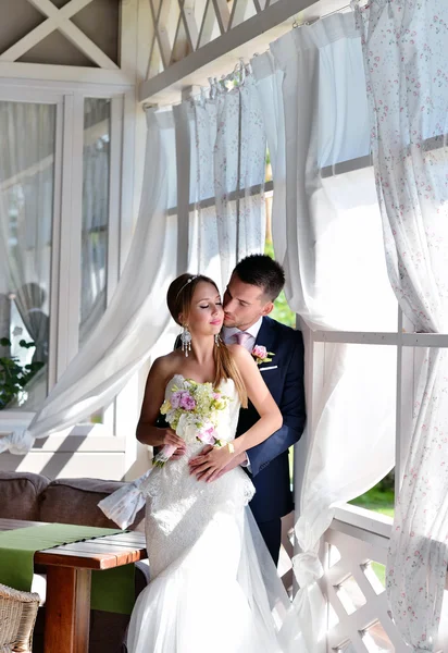 Güzel düğün çifti sarılma