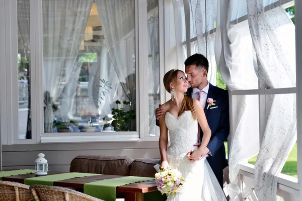 Güzel düğün çifti sarılma