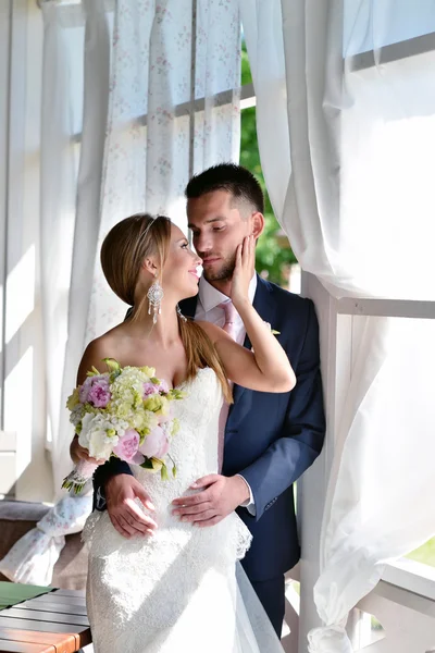 Güzel düğün çifti sarılma