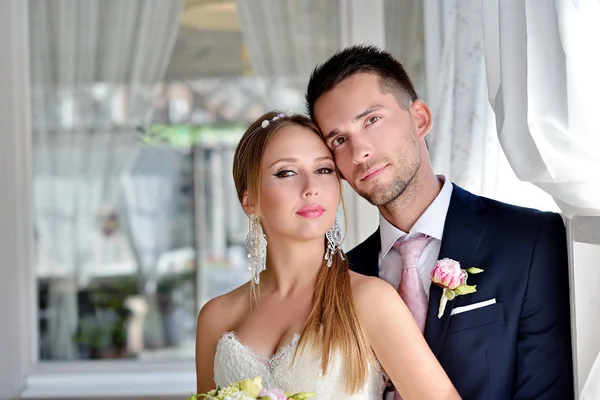 Bonito casamento casal abraçando — Fotografia de Stock